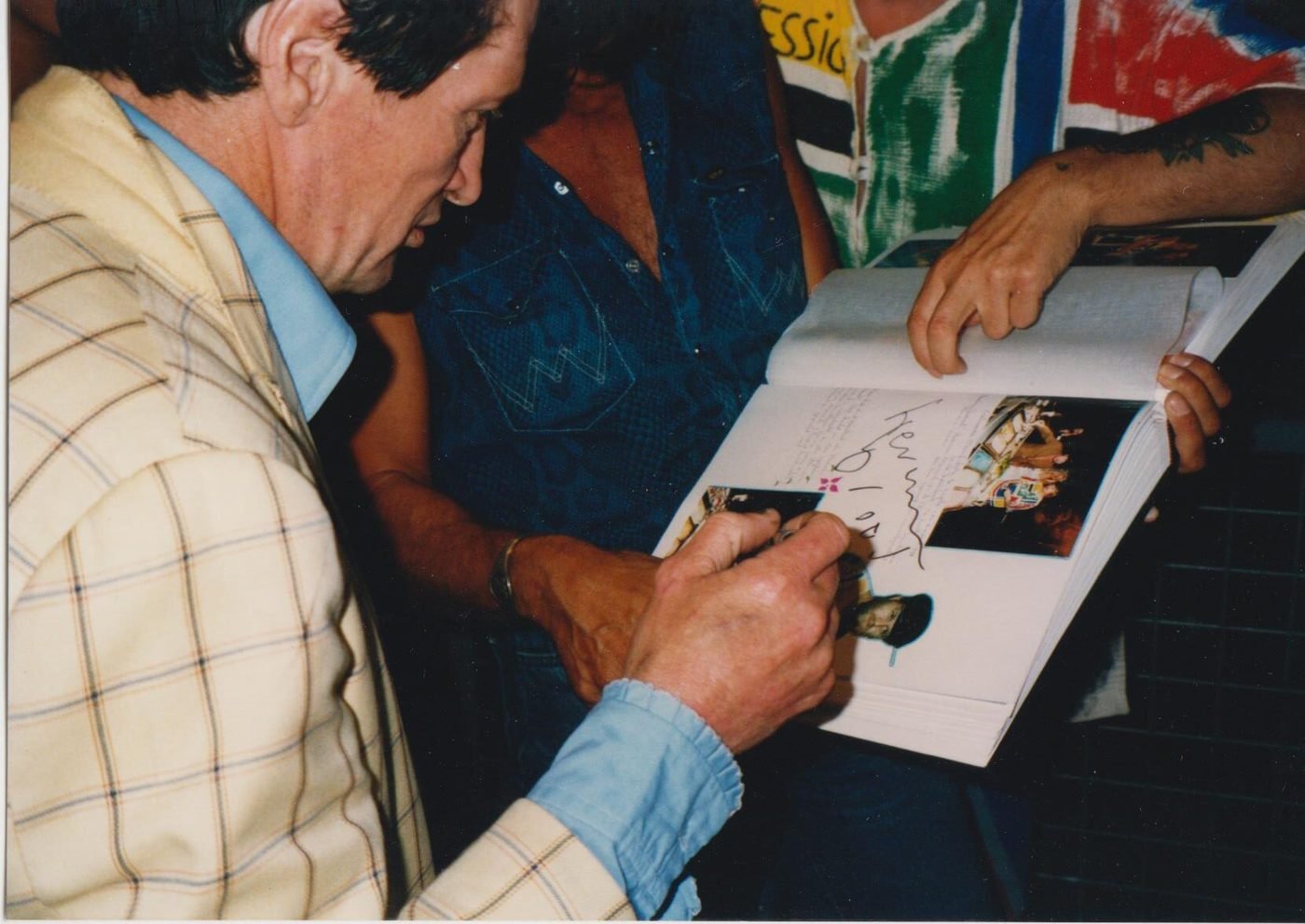 Herman Brood signeert werk van Tonnie Voorn